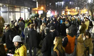 Протест пред сградата на bTV в подкрепа на Цънцарова и Златимир Йочев. От медията: Те не са уволнени 