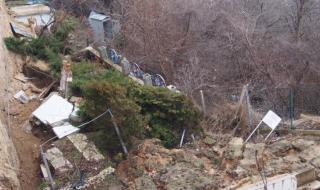 Свлачище затрупа три къщи край Пещера