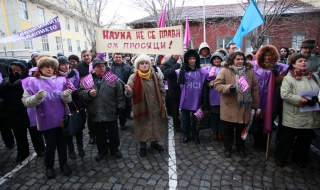 Изплащат заплати на учени след протест