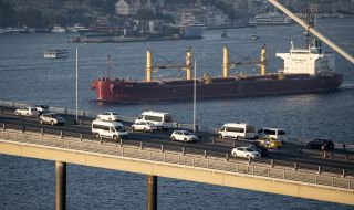 Товарен кораб, плаващ от Украйна, затвори Босфора