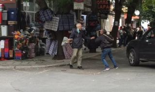 Двама се биха посред бял ден пред очите на десетки в центъра на Бургас (ВИДЕО)