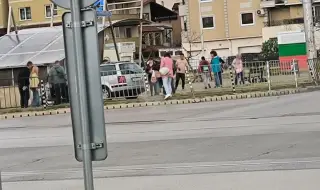 Кола се удари във вход на метростанция в София, шофьорът загина