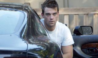 Роби Уилямс харчил 1 милион паунда за автомобили за един ден, въпреки че няма книжка