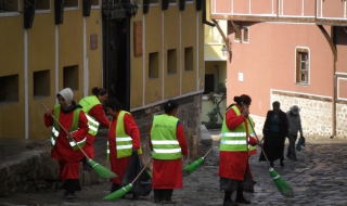 Ударно чистят Стария град в Пловдив
