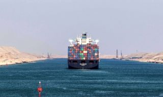 Инцидент! Товарен кораб блокира трафика в Суецкия канал