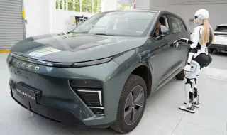 Хуманоиден робот отваря врати на автомобили