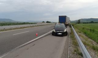 Тир блъсна аварирал автомобил на АМ "Струма", жена пострада