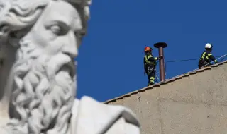 Ватиканът се подготвя за избор на нов папа: Монтиран е коминът на Сикстинската капела