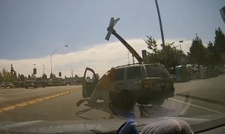 Мъж хвърли брадва по друг шофьор след скандал на пътя (ВИДЕО)