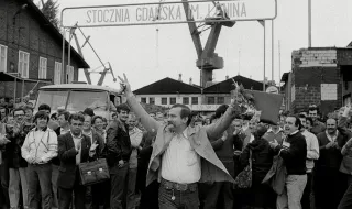 1982 г.: Властта в Полша разпуска „Солидарност“