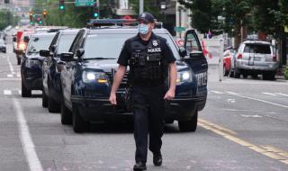 Десетки полицаи бяха ранени при безредици в Сиатъл