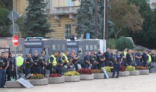 Под прозорците на властта гъмжи от полицаи (ВИДЕО)