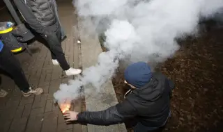 Властта се търкаля по улицата, но тежко на този, който се наведе за нея...