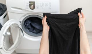 Как да перете правилно тъмните дрехи