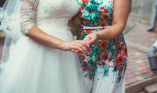 Майка откри на сватбата на сина си, че булката ѝ е дъщеря