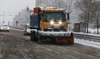 Над 120 снегорина чистят в София, 93 души са настанени в кризисен център