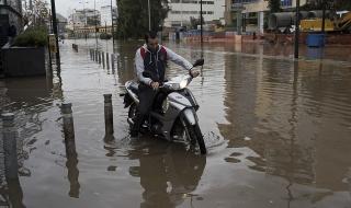 Наводнени пътища и хаос в Атина (СНИМКИ)