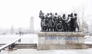 Подробности за арестуваните тийнейджъри, драскали по Паметника на съветската армия