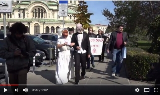 Флашмоб: Борисов и Путин се взеха пред парламента - Видео