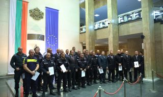 Наградиха полицаи и пожарникари, участвали в борбата с наводненията по Южното Черноморие