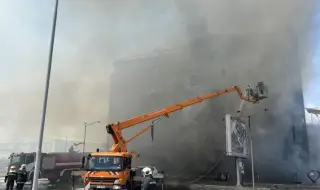 Голям пожар в магазин във Варна, има евакуирани