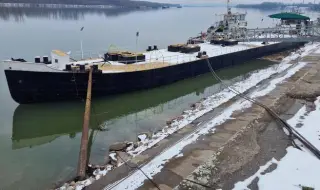 Три баржи се откъснаха от пристанище "Север" във Видин и се понесоха свободно в Дунав ВИДЕО