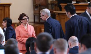 Политолог: Преговорите между ГЕРБ-СДС и ПП-ДБ, които наблюдаваме пред камерите, са отдавна проиграни