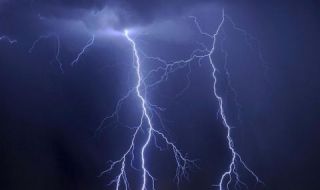 Мълния удари дома на семейство в айтоско село