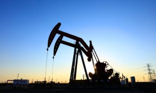 Цената на петрола се стабилизира след като в понеделник достигна 8-месечен връх