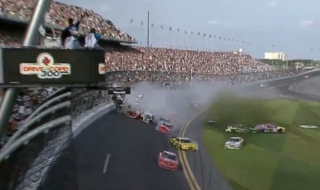 Много ранени в зверска катастрофа на Наскар (Видео)