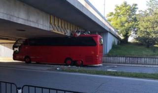 Автобус остана без покрив, врязвайки се в мост в Пловдив