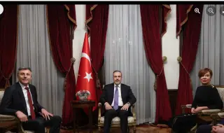Министърът на външните работи на Турция пристигна у нас и първата му среща бе с Мустафа Карадайъ