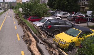 Срутена подпорна стена и велоалея затрупаха 5 автомобила във Варна