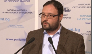 "Атака" подпомогна възрастна жена и младеж в нужда