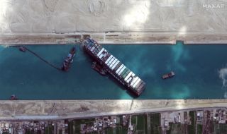 Освободиха кораба, който блокира Суецкия канал