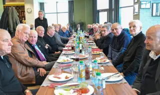 Гонзо приветства футболните легенди на традиционния Коледен обяд на ветераните