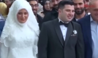 Двойка се ожени в истанбулското... метро