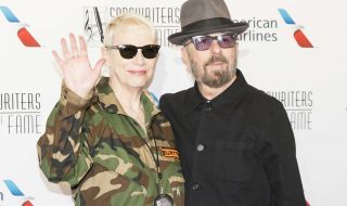20 г. по-късно Eurythmics тръгват на турне срещу 100 млн. паунда