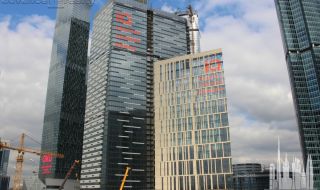 Дрон порази небостъргач в Москва