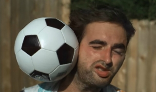 Футболна топка срещу човешка глава (ВИДЕО)