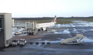 Мълния затвори основното летище на Северозападна Франция ВИДЕО