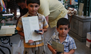 Наградиха две братчета за трогателна филантропска постъпка