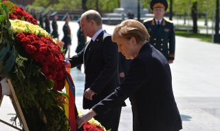 Путин и Меркел положиха венци пред гроба на Незнайния воин