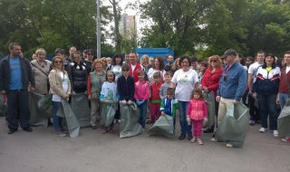 Служители на екоминистерството почистиха незаконно сметище