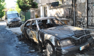 Запалиха автомобил на дистрибутор в Хасково