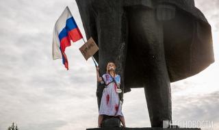 Рускиня по пижама се окова за Ленин (ВИДЕО)