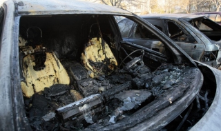 Нови три коли горяха в София
