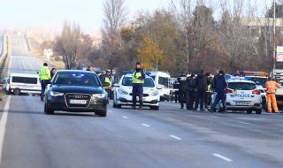 Шофьорът, който на 31 декември направи две катастрофи и избяга, е полицай