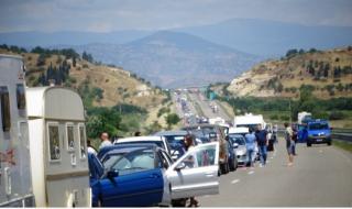 Огромни опашки от автомобили на влизане в Гърция при "Кулата" 
