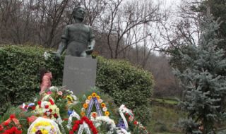 В Пловдив почетоха 184-ата годишнина от рождението на Васил Левски с рецитал и цветя